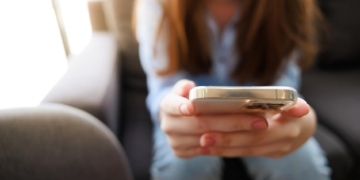 Просила про допомогу, натомість втратила дорогий смартон: у Тернополі злодійка обдурила студентку