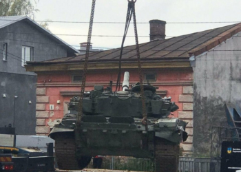 Знищену російську техніку, яка стояла при вході в «Старий парк» у Тернополі, забирають