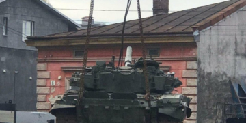 Знищену російську техніку, яка стояла при вході в «Старий парк» у Тернополі, забирають