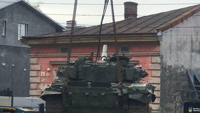 Знищену російську техніку, яка стояла при вході в «Старий парк» у Тернополі, забирають