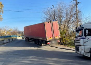 У Тернополі на «горбатому» мосту ледь не перекинулася фура