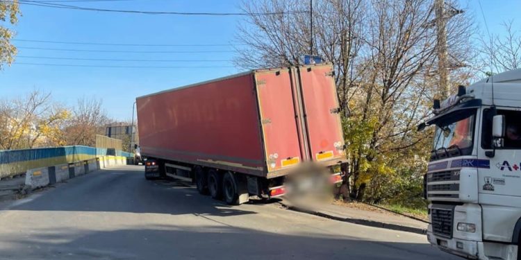 У Тернополі на «горбатому» мосту ледь не перекинулася фура
