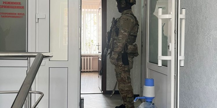 Одягнули пакет на голову і катували, – тернопільські «менти» змушували чоловіка зізнатися у злочині