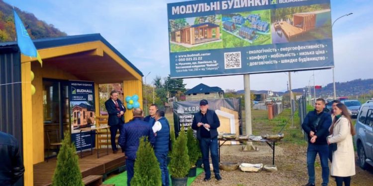 Тернопільський бізнесмен Тарас Демкура відкрив на Закарпатті виставковий майданчик модульних будинків