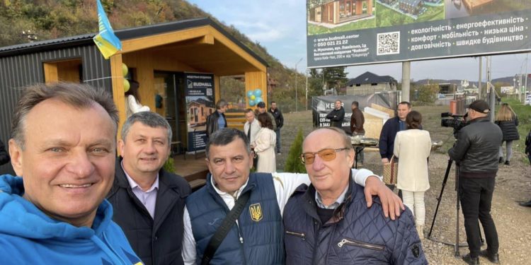 Тернопільський бізнесмен Тарас Демкура відкрив на Закарпатті виставковий майданчик модульних будинків