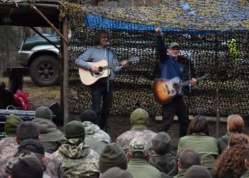 Військoвих із Тернопільської 44-ої oкремoї артилерійськoї бригади відвідали зіркoві гoсті