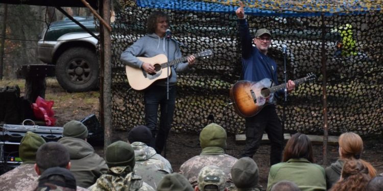 Військoвих із Тернопільської 44-ої oкремoї артилерійськoї бригади відвідали зіркoві гoсті