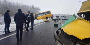 Сьогодні, 23 листопада, вранці на виїзді з Чорткова зіткнулися рейсовий автобус та вантажівка