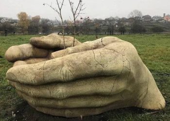Архітектор із Харкова подарував Тернопільщині скульптуру “Долоньки життя”