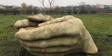 Архітектор із Харкова подарував Тернопільщині скульптуру “Долоньки життя”