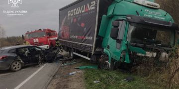 Жахливе ДТП на трасі «Тернопіль – Львів»: 23-річний водій Renault Megane заїхав під фуру