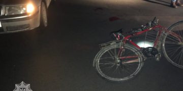 Уночі на вулиці Князя Острозького трапилася ДТП за участю велосипедиста, останній у лікарні