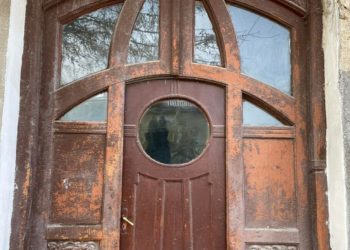 Поки в Тернополі знищують історичну спадщину, у Чорткові шукають реставраторів, щоб відновити старовинні двері