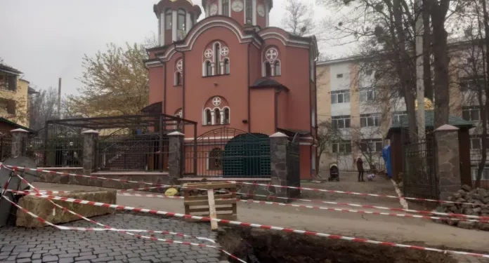 Знак Божий: на Тернопільщині біля храмів Московського патріархату почала розходитися земля