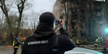 Ворог знову атакував Україну ракетами: внаслідок обстрілів у Києві загинула людина