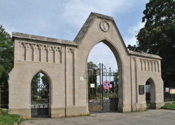 Микулинецьке кладовище у Тернополі перетворюється на смітник