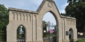 Микулинецьке кладовище у Тернополі перетворюється на смітник