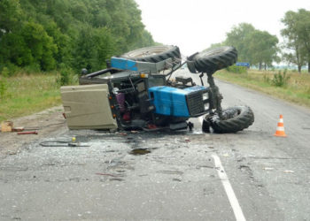 ДТП на Тернопільщині: не розминулися трактор «ДМТЗ» та Volkswagen Touran