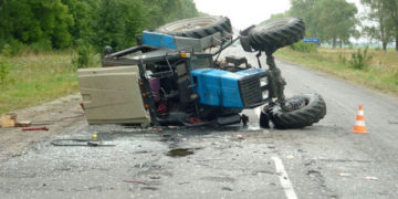 ДТП на Тернопільщині: не розминулися трактор «ДМТЗ» та Volkswagen Touran