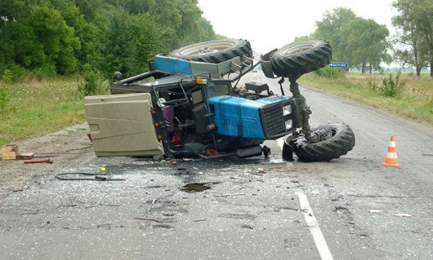 ДТП на Тернопільщині: не розминулися трактор «ДМТЗ» та Volkswagen Touran