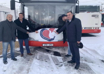 Чеські благодійники передали шкільний автобус одній з громад Тернопільщини