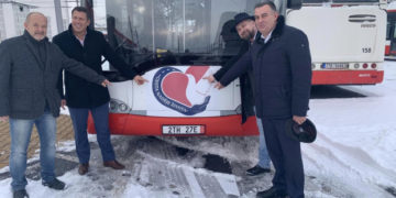 Чеські благодійники передали шкільний автобус одній з громад Тернопільщини