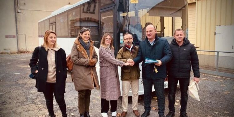 Французька транспортна компанія передала автобус для громади на Тернопільщині