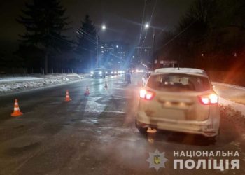 Під Кременцем вантажівка розтрощила легковий автомобіль