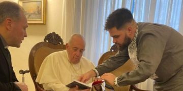 Книгу тернопільської письменниці подарували Папі Римському