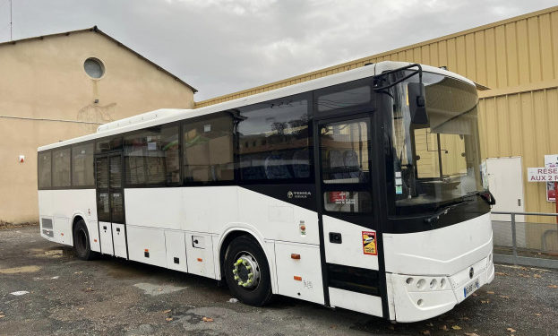 Французька транспортна компанія передала автобус для громади на Тернопільщині