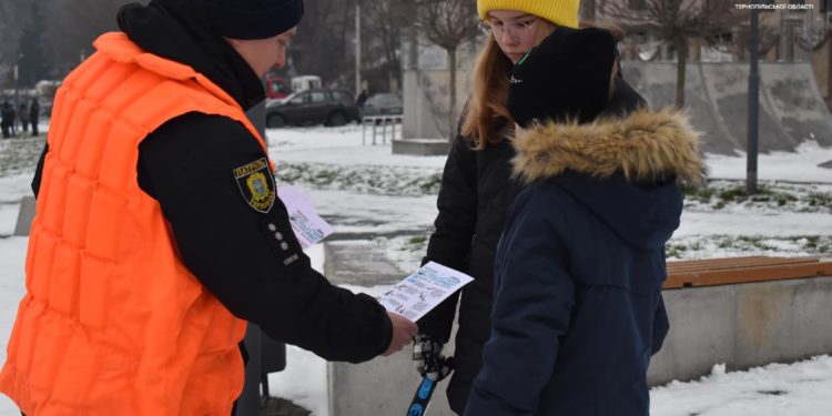 У центрі Тернополя люди ризикують життям задля розваги