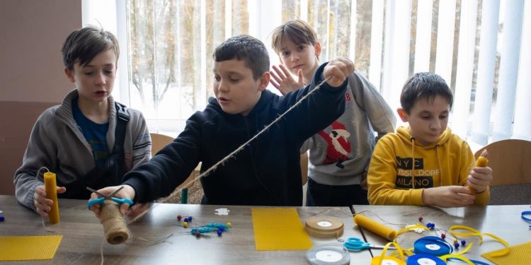 У Тернополі діти вчилися виготовляти один з різдвяних символів