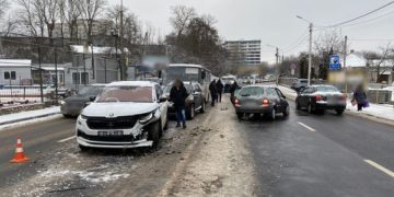 У Тернополі не розминулися 4 автівки