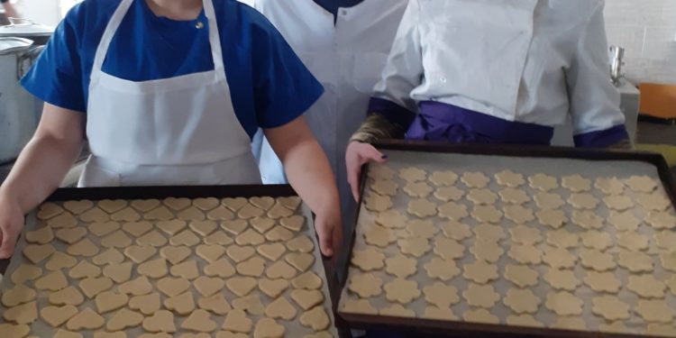 Тернопільські курсанти випікають солодощі для ЗСУ