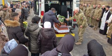 Тернопільщина прощається з Героєм Романом Мельничуком