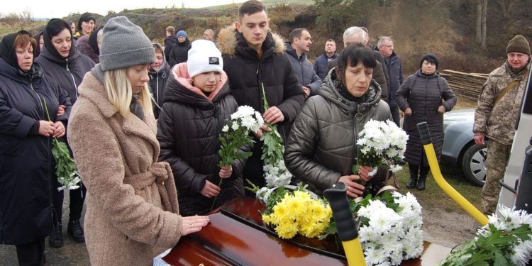 Тернопільщина прощається з Героєм Романом Мельничуком