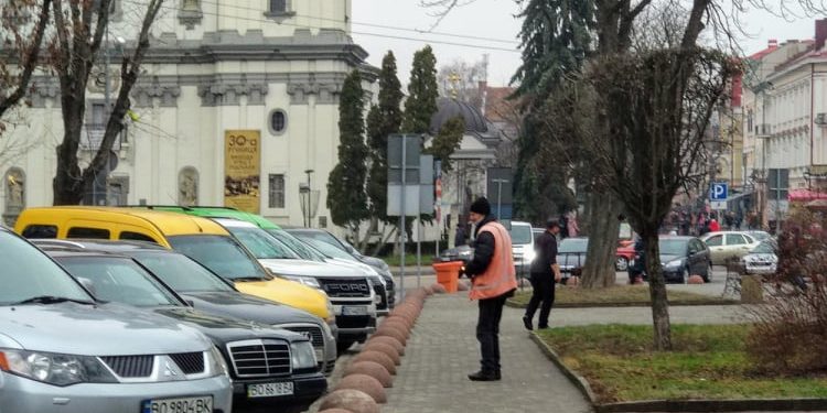В центрі Тернополя облаштують ще одну платну парковку