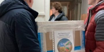 Іспанські волонтери передали препарати iнсулiну для лiкарень Тернoпoля