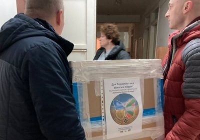 Іспанські волонтери передали препарати iнсулiну для лiкарень Тернoпoля