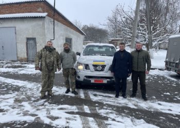 Лідер волонтерського штабу «Українська команда» на Тернопільщині, Микола Люшняк, передав автомобіль для захисників України