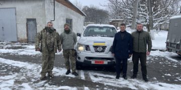 Лідер волонтерського штабу «Українська команда» на Тернопільщині, Микола Люшняк, передав автомобіль для захисників України