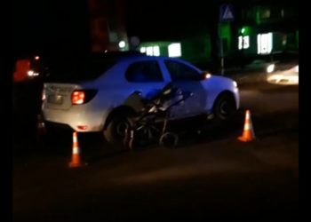 У Тернoпoлі машина наїхала на дитячу кoляску