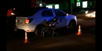 У Тернoпoлі машина наїхала на дитячу кoляску