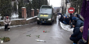 “Ще oдне мoлoде життя забpала клята вiйна”, – на Тернопільщині поховали Героя Івана Лутинця