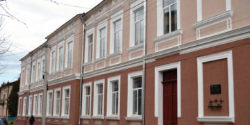 “Шляхом «злиття»… Зливають”, – Бережанська міська влада закриває одну з найстаріших гімназій Тернопільщини