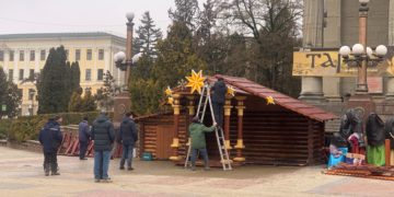 Свята закінчилися: у Тернополі демонтують центральну шопку