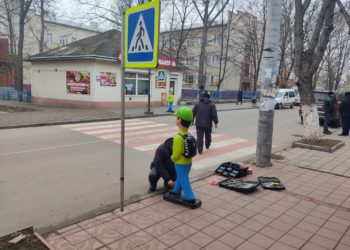 У місті на Тернопільщині встановлюють нові попереджувальні знаки для водіїв