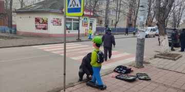У місті на Тернопільщині встановлюють нові попереджувальні знаки для водіїв