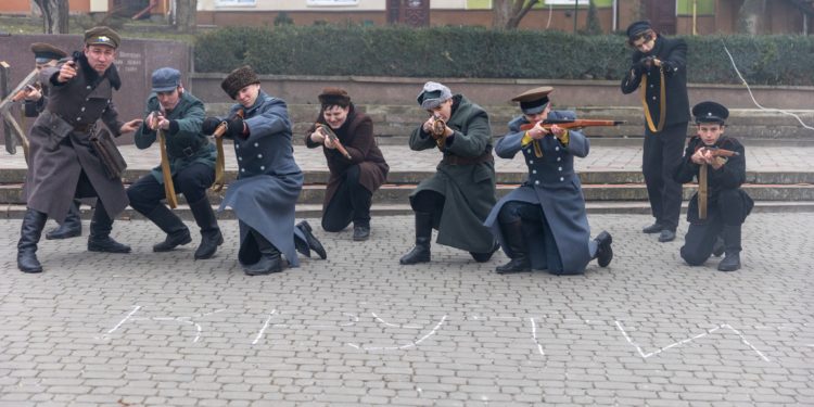 На Тернопільщині провели смолоскипну ходу, в якій взяли участь десятки дітей