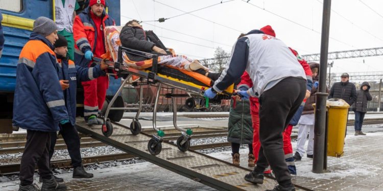 До Тернополя прибув евакуаційний потяг з хворими людьми